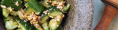 Gekneusde komkommer in een Chinese zoetzure saus
